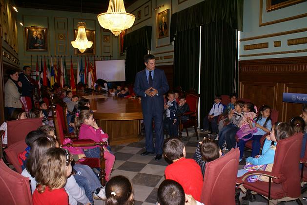 Escolares del colegio Los Álamos visitan el Ayuntamiento de Motril