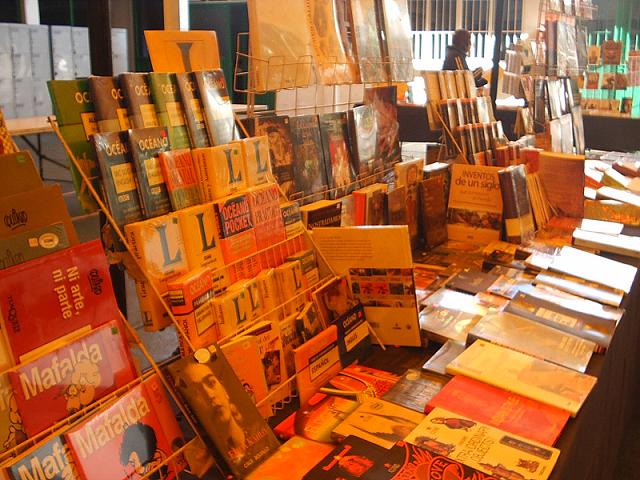 Intercambio de libros en la Feria del libro de Salobreña
