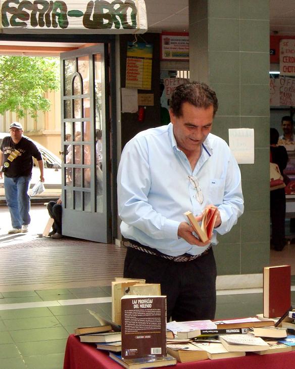 El Mercado Municipal celebra la Feria del Libro con la venta de libros de segunda mano en el patio central