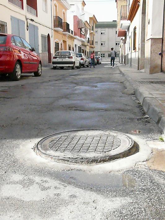 Flor Almón exige un Plan de asfaltado para el barrio del Santísimo, donde propone otras iniciativas como la nivelación de calles y nuevo acerado