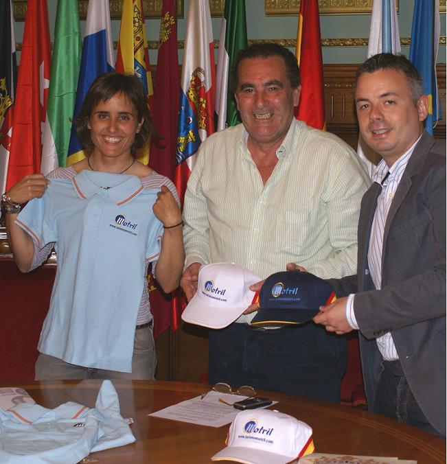 El Ayuntamiento de Motril con la Campeona regional de Surf María Ortiz Estévez