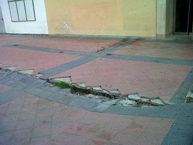 El PSOE muestra su preocupación por los desperfectos en el pavimento de la plaza Cristo de la Buena Muerte a pocos días del inicio de la Semana Santa