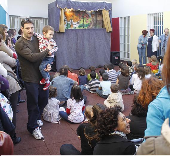 Una actuación de títeres llena de niños la nueva guardería de Órgiva