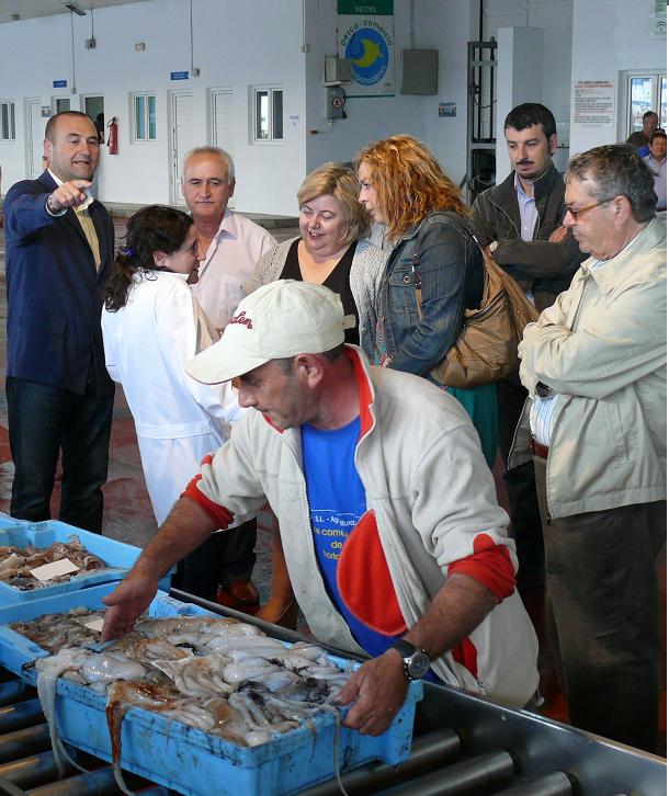 La consejera de Agricultura y Pesca y la candidata del PSOE a la Alcaldía se reúnen con los pescadores de Motril