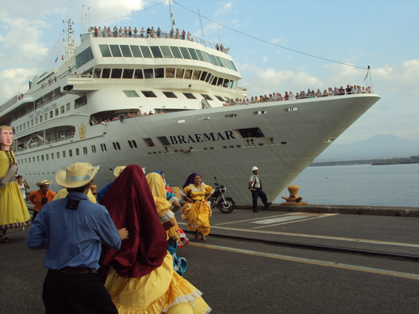 El Crucero Braemar trae 900 turistas a Motril y provincia de Granada