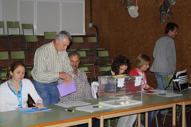 Comienza la jornada electoral del 22-M. En Motril queda por constituirse en este momento una mesa electoral en el CP de Los Alamos