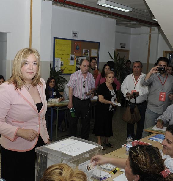 Flor Almón (PSOE) votaba en el CP Reina Fabiola