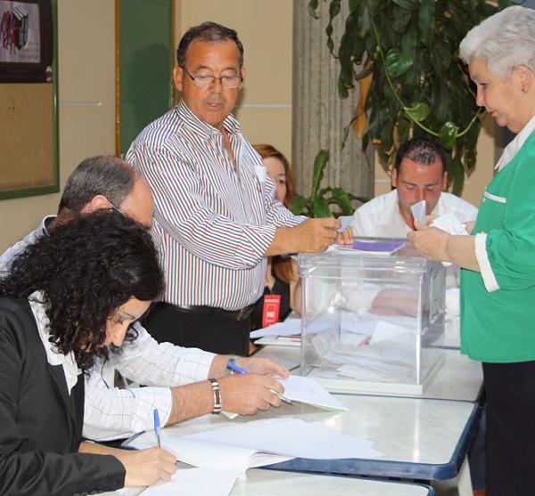 Sigue lento pero incrementando el ritmo de participación en todas las mesas electorales de Motril a las 16,59 h