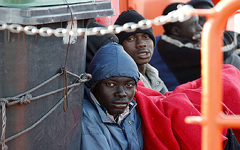 A prisión cinco subsaharianos acusados de introducir una patera con 40 inmigrantes por Motril