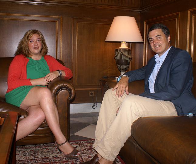 Carlos Rojas se reúne con la portavoz socialista, Flor Almón