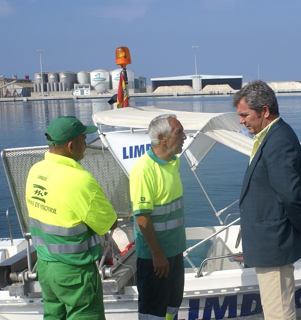 El Servicio de Limpieza de Superficie Húmeda de Limdeco recogerá esta temporada más de 2 toneladas de residuos en el litoral motrileño