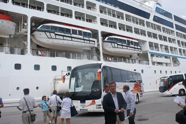 Motril se abre a los 450 pasajeros del crucero Azamara Journey