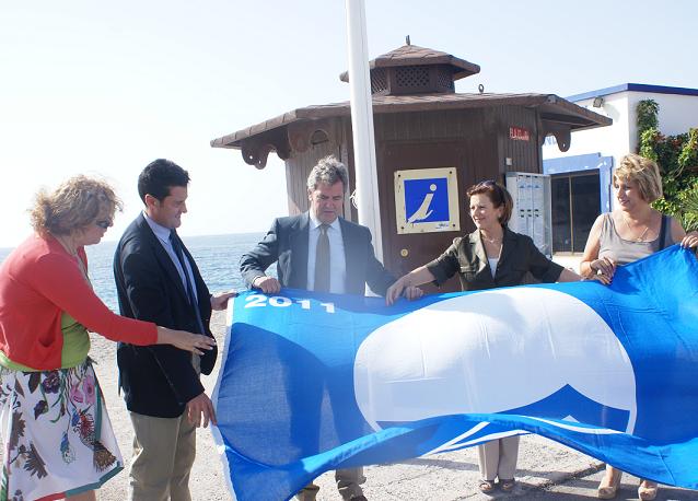 Las playas de Carchuna y Calahonda ya lucen su Bandera Azul