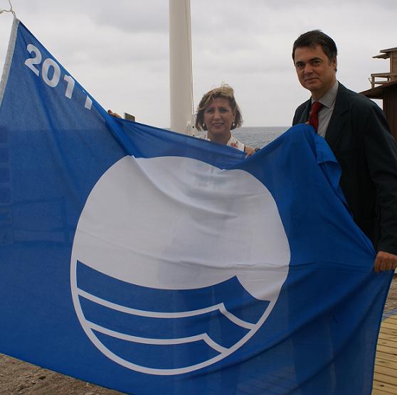 La playa de Carchuna ondea su bandera azul