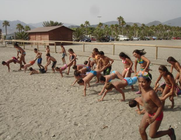 Acción Social celebra una excursión familiar a la playa en la que participan 166 personas de diversos barrios de Motril