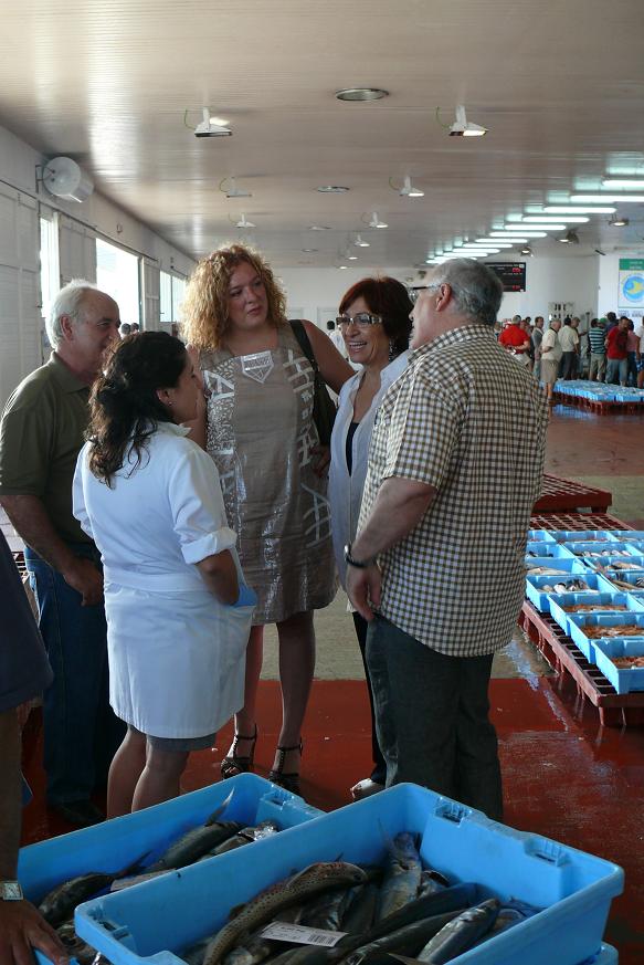 La nueva delegada de Agricultura y Pesca y la portavoz municipal del PSOE mantienen un encuentro con los pescadores de Motril