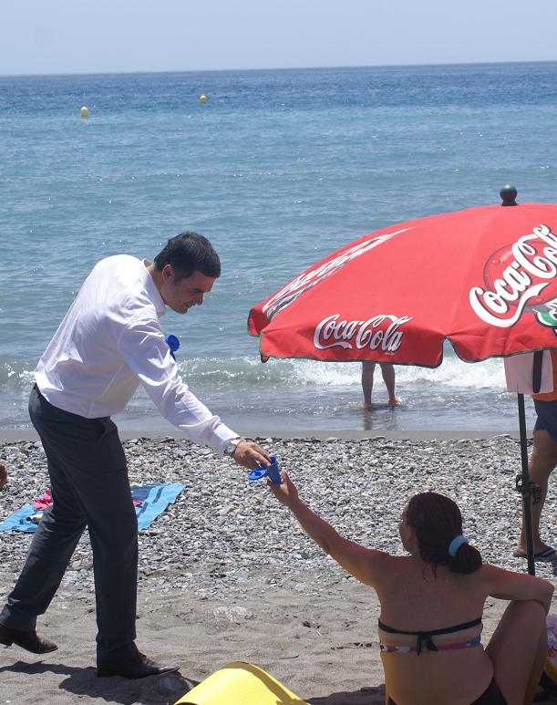 El Ayuntamiento de Motril reparte cuatro mil publiconos en nuestras playas