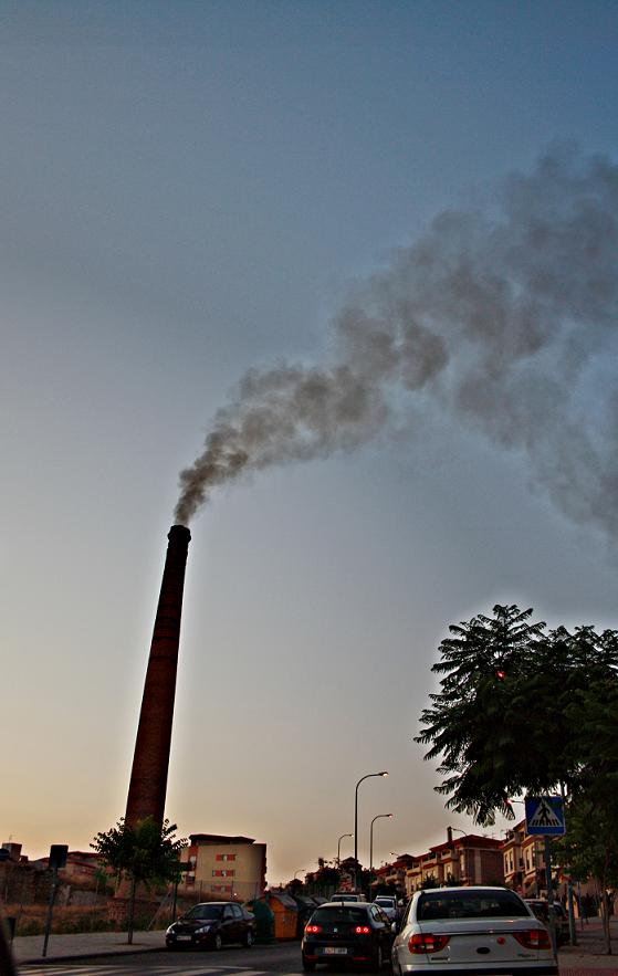 Vuelve a echar humo la chimenea de la fábrica de San Fernando de Motril
