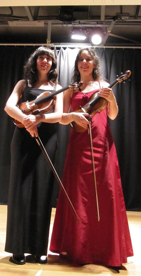 Exito del dúo de violines Emilia y Eudoxia Ferriz en el santuario de la Virgen de la Cabeza de Motril
