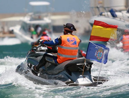 Once de las 15 motos acuáticas llegaron al puerto de Motril en su travesía Melilla-Motril