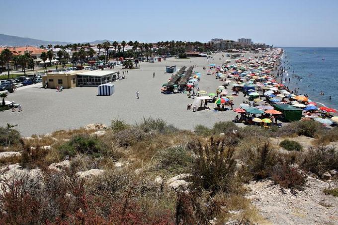 Fallece un bañista de unos 74 años en una playa de Salobreña