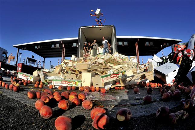 Agricultores franceses destruyen las frutas verduras que llevaban camiones españoles a Europa