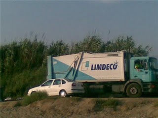 Un camión de Limdeco tiene un accidente en Motril con tres heridos