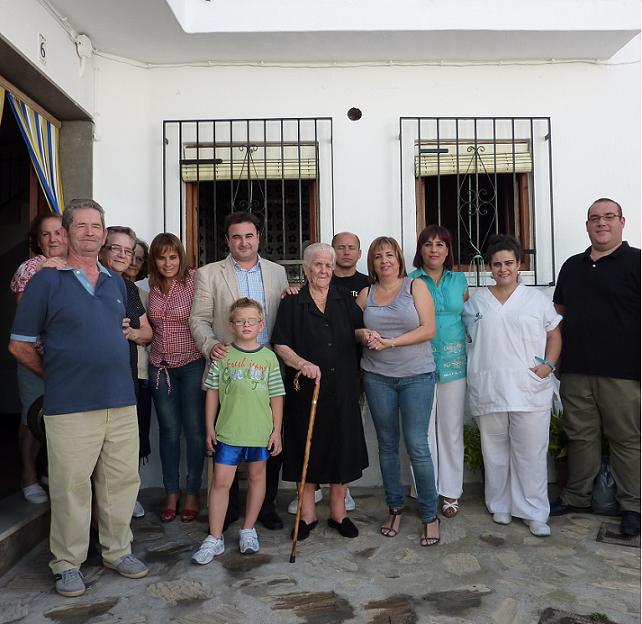 El Gobierno de la Villa y la empresa Ayudan2 homenajean a la abuela centenaria de Salobreña