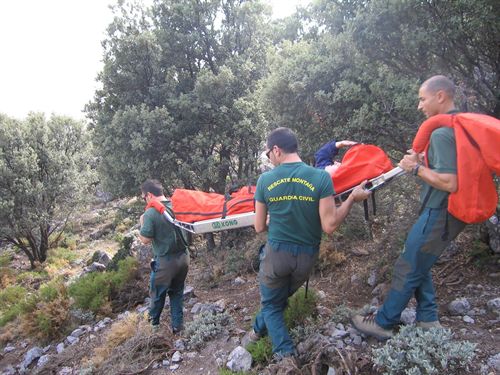 Rescatan a un montañero malagueño que se fracturó un tobillo mientras hacía barranquismo en Otívar