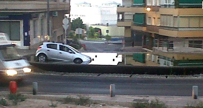 Un coche se cuela en la fuente de la Avenida de Salobreña de Motril