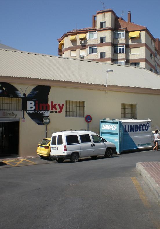 El PSOE denuncia los malos olores provenientes del compactador de basura situado junto al Mercado Municipal