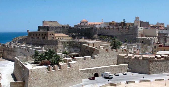 Un grupo de 67 personas de Motril llega a Melilla de visita turística