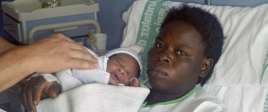 Una  de las inmigrantes llegadas en patera da a luz en el Hospital de Motril