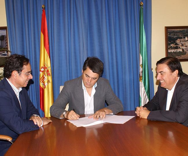 El alcalde de Motril, Carlos Rojas, firma el manifiesto de los empresarios en favor del Corredor Ferroviario del Mediterráneo