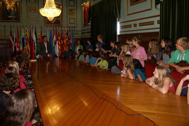 El alcalde recibe a una treintena de niños alemanes que visitan Motril