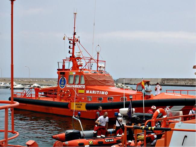 Rescatados tres jóvenes cuya embarcación de recreo "hacía agua" al sur de Motril