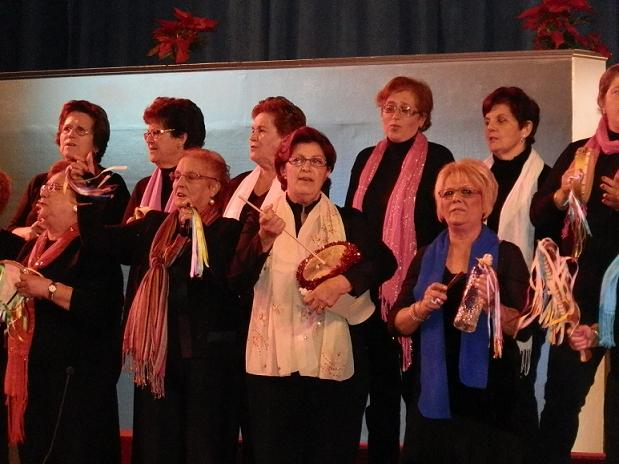 Los centros de adultos sexitanos también cantaron a la Navidad en la Casa de la Cultura
