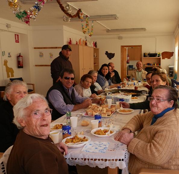 Los mayores del Centro de Día del barrio de San Miguel celebraron la comida navideña junto a familiares, trabajadores y concejales