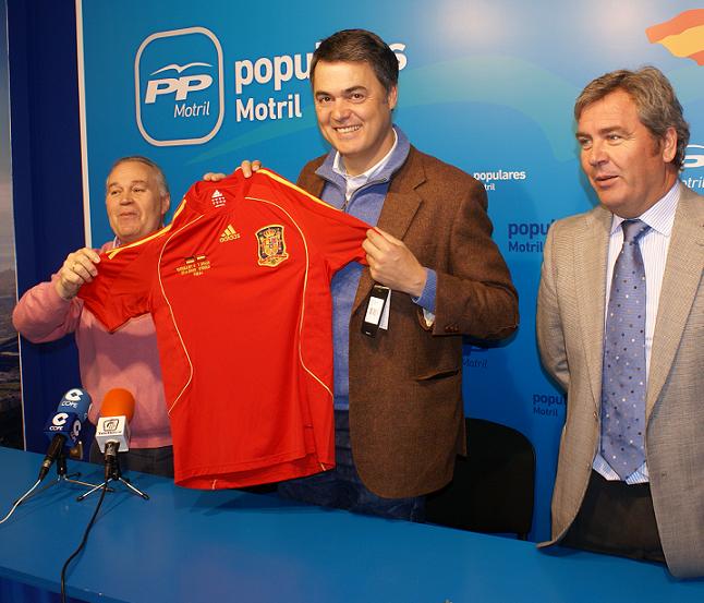 El PP-Motril colabora con la Asociación Cabalgata de Reyes donando una camiseta de la Selección española de Fútbol