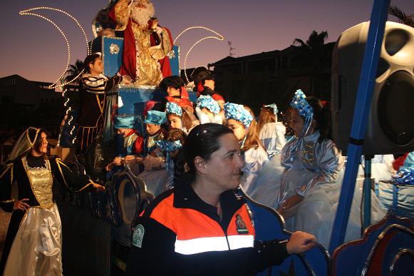 La Concejalía de Fiestas y Relaciones Institucionales de Almuñécar felicitó a los organizadores de la Cabalgata de Reyes