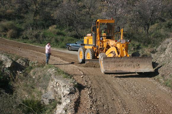 El Ayuntamiento de Almuñécar retoma los trabajos de acondicionamiento y asfaltado  de los caminos de Gelibra y Rio Seco Alto