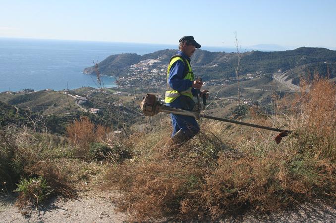 EL Ayuntamiento de Almuñécar lleva a cabo estos días la limpieza  del antiguo Camino del Vertedero y accesos a Punta de la Mona