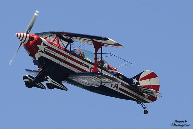 El piloto granadino Vicente Barbera y su avión Pitts S2B, participarán en el VII Festival Aéreo de Motril 2012