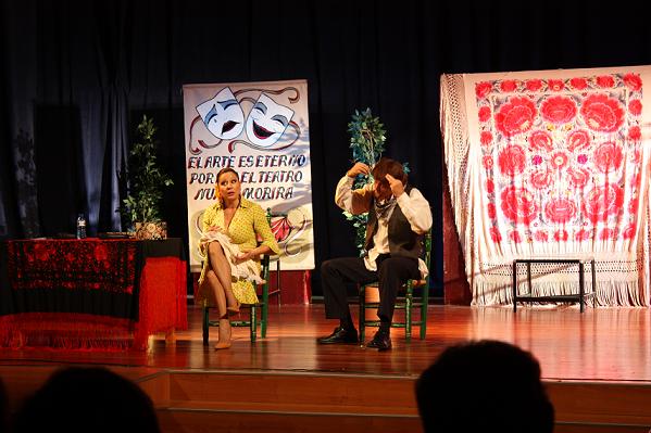El teatro de la Casa de la Cultura de Almuñécar se llenó para ver a Máximo Valverde y Eva Santamaría en la obra Con ganas de reír