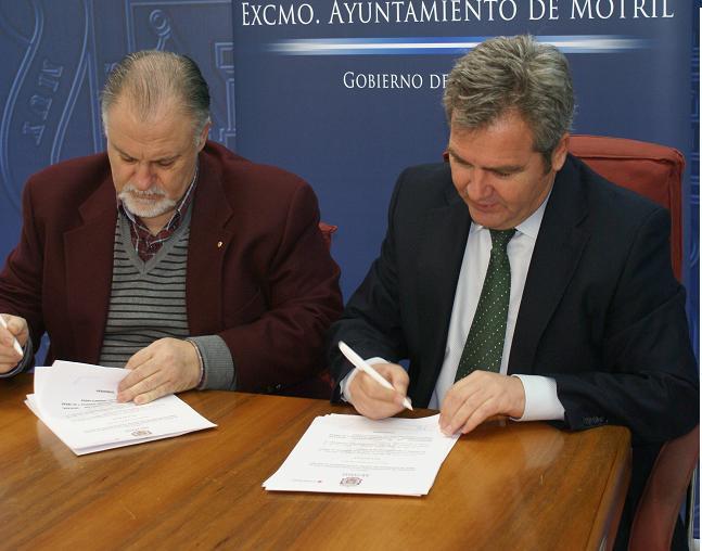 Ayuntamiento de Motril y Cruz Roja firman un convenio para el uso de la Piscina municipal y el Estadio municipal de Atletismo