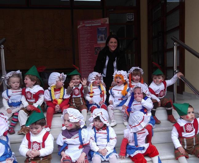 La plaza  del Ayuntamiento de Almuñécar se llenó de pequeños en el Carnaval Infantil