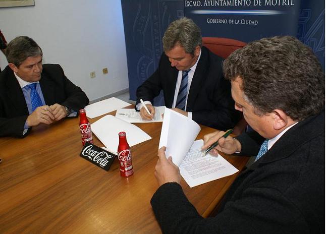El Ayuntamiento de Motril y Coca-Cola firman un acuerdo para el patrocinio de eventos deportivos municipales