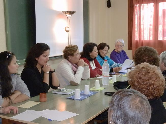 Una treintena de mujeres participaron  en la mesa redonda Experiencias interculturales desde la perspectiva de género