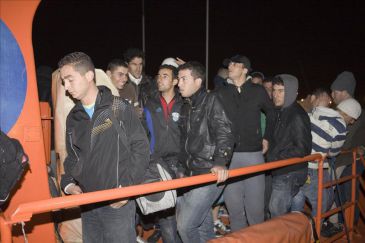 Una segunda patera con 42 inmigrantes llega al puerto de Motril