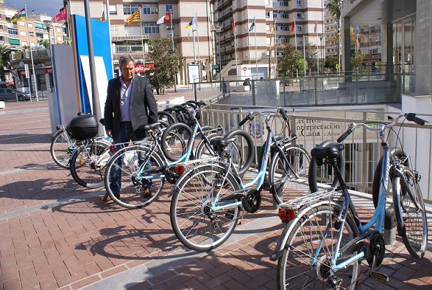 El servicio de préstamo gratuito de bicicletas cumple su primer mes con casi un centenar de servicios